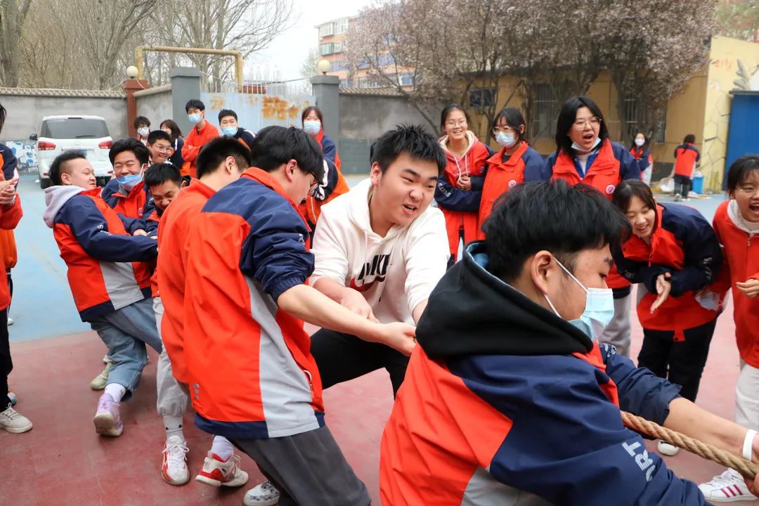 精英华唐艺术高中拔河比赛
