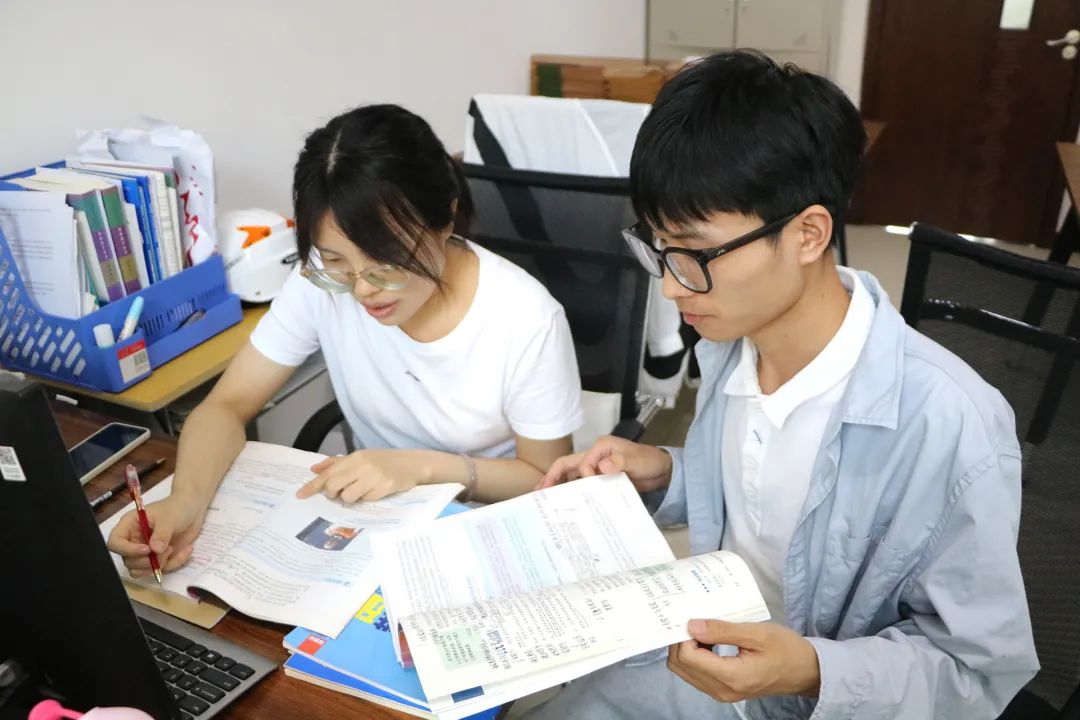 政治老师张梦楠备课