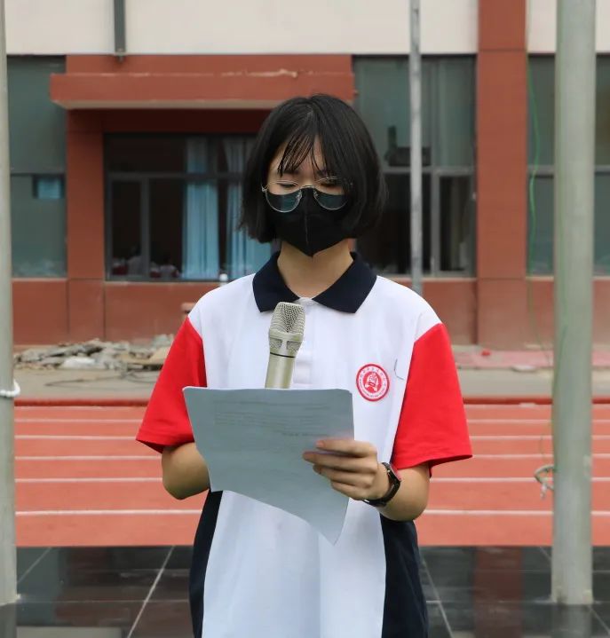 精英华唐艺术高中新学期第一次升旗仪式
