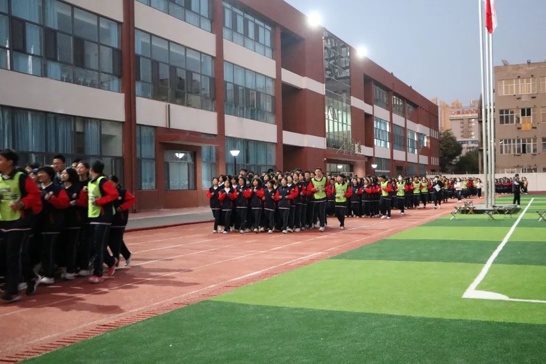 我校高一年级组织激情跑操比赛