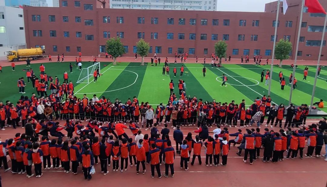 精英华唐艺术高中组织激情拔河比赛