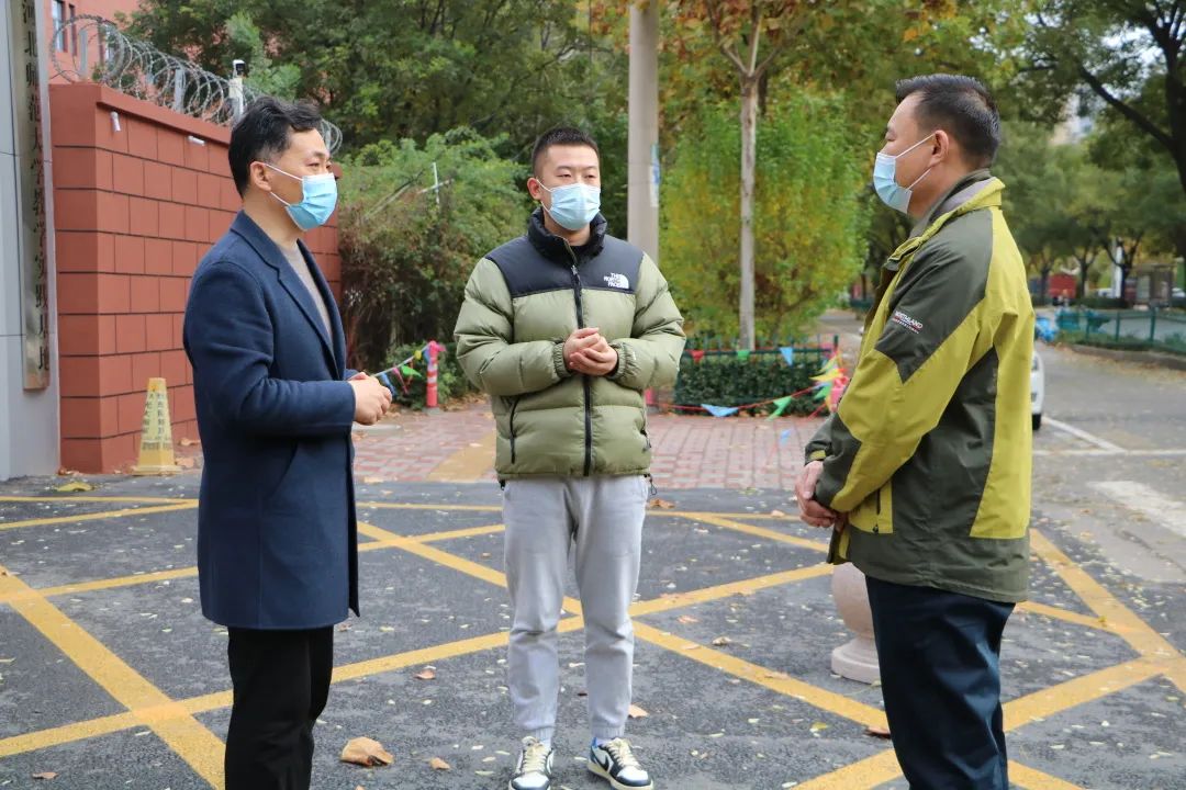 精英华唐艺术高中热心家长向学校捐赠抗疫物资