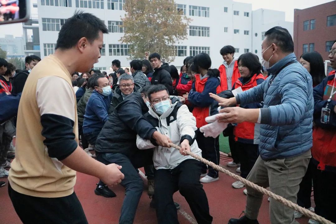 精英华唐艺术高中组织教工拔河比赛