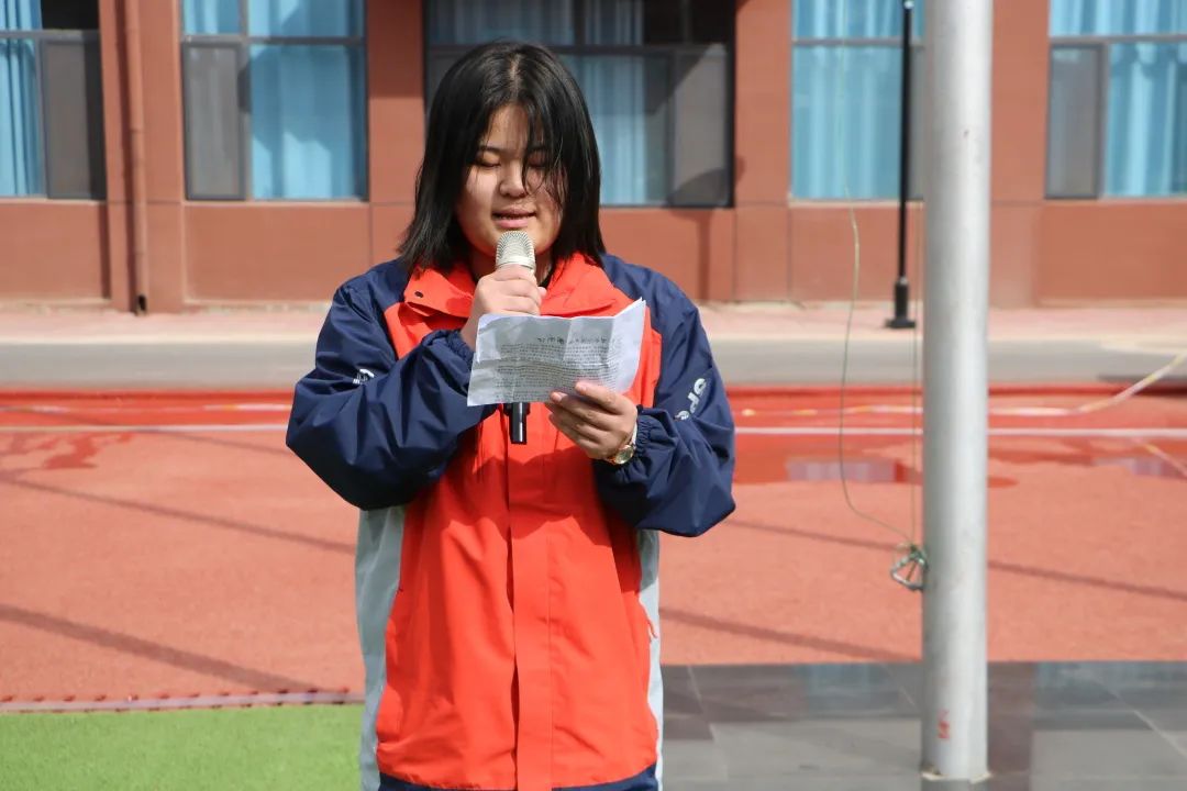 精英华唐艺术高中第四次升旗仪式(图3) 精英华唐艺术高中升旗仪式