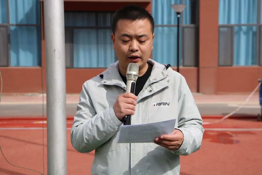 精英华唐艺术高中第四次升旗仪式(图4) 精英华唐艺术高中升旗仪式