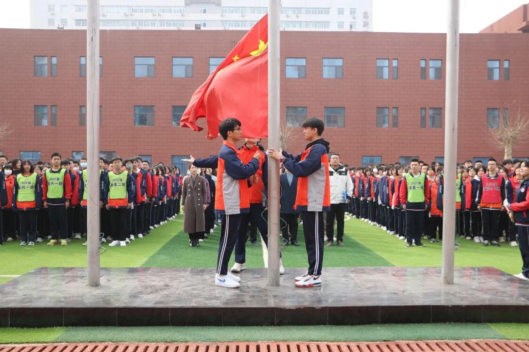 精英华唐艺术高中隆重举行本学期第五次升旗仪式
