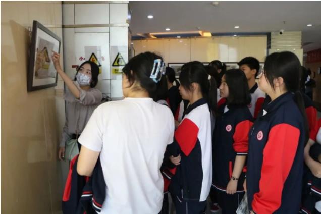 精英华唐艺术高中组织学生观看画展