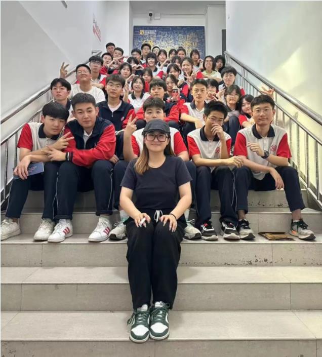 精英华唐艺术高中组织学生观看画展
