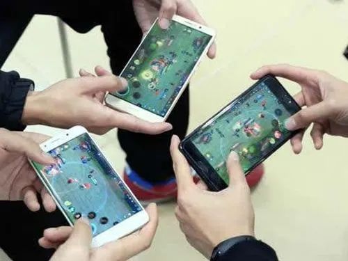 精英华唐艺术高中让带手机吗